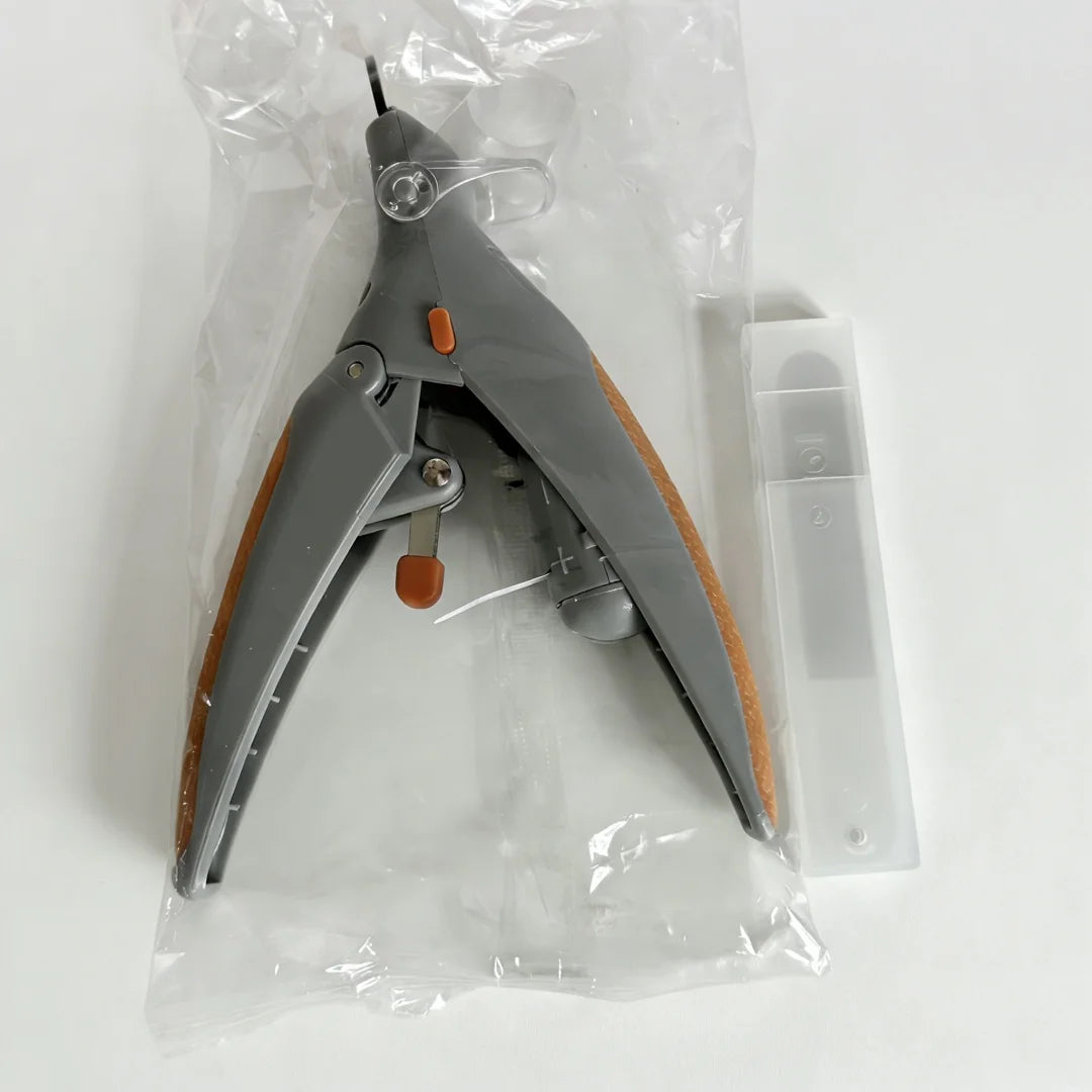 Professional pet nail clipper with LED light, dog and cat nail trimmer tool, toenail cutter, pet supplies.